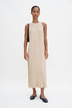 Laden Sie das Bild in den Galerie-Viewer, Drapiertes Twill-Trägerkleid Karamell-Beige