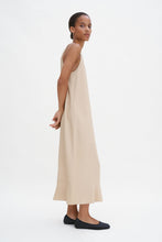 Laden Sie das Bild in den Galerie-Viewer, Drapiertes Twill-Trägerkleid Karamell-Beige