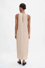 Laden Sie das Bild in den Galerie-Viewer, Drapiertes Twill-Trägerkleid Karamell-Beige