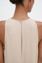Laden Sie das Bild in den Galerie-Viewer, Drapiertes Twill-Trägerkleid Karamell-Beige
