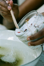 Load image into Gallery viewer, 001 Sea salt Bath 450 g Marigold / Orange / Geranium