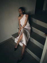 Laden Sie das Bild in den Galerie-Viewer, ARYANA One shoulder long dress, Powder