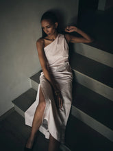 Laden Sie das Bild in den Galerie-Viewer, ARYANA One shoulder long dress, Powder