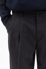 Load image into Gallery viewer, Benn Relaxed Pleated Trousers Black