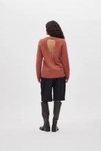 Laden Sie das Bild in den Galerie-Viewer, DINEA Fluffy knit open back sweater, Redwood