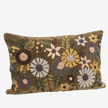 Laden Sie das Bild in den Galerie-Viewer, Embroidered velvet cushion cover