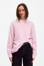 Laden Sie das Bild in den Galerie-Viewer, Hairy Alpaca Sweater, Light Pink