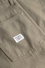 Laden Sie das Bild in den Galerie-Viewer, Korshavn Relaxed 5 Pocket Resist Dyed Twill, Vetiver