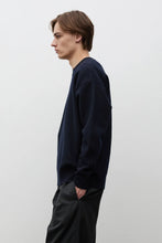 Laden Sie das Bild in den Galerie-Viewer, Kragholm Boiled Wool Crewneck, Dark Navy