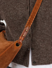Laden Sie das Bild in den Galerie-Viewer, Leo Midi Crossbody-Tasche mit Riemen, Cognac Wildleder