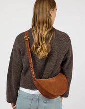 Laden Sie das Bild in den Galerie-Viewer, Leo Midi Crossbody-Tasche mit Riemen, Cognac Wildleder