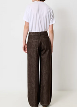 Load image into Gallery viewer, LINE Jeans, Brownim