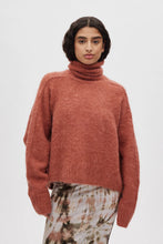 Laden Sie das Bild in den Galerie-Viewer, MABEKA Fluffy knit funnel-neck, Redwood