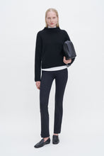 Laden Sie das Bild in den Galerie-Viewer, Mika Yak Funnelneck Sweater, Black
