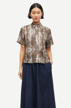 Load image into Gallery viewer, Mina ss shirt 14028 Aquarel Animal Greige