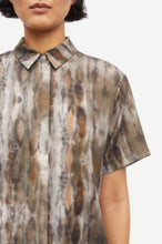Load image into Gallery viewer, Mina ss shirt 14028 Aquarel Animal Greige