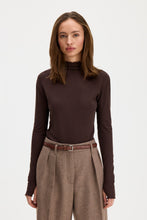 Laden Sie das Bild in den Galerie-Viewer, Rib Mock Neck Top, Dark Chocolate