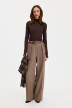 Laden Sie das Bild in den Galerie-Viewer, Rib Mock Neck Top, Dark Chocolate