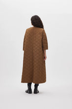 Laden Sie das Bild in den Galerie-Viewer, PAMALA Tech quilt dress, Chestnut