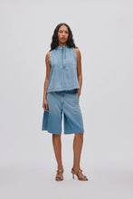 Laden Sie das Bild in den Galerie-Viewer, Raha weite Shorts aus hellblauem Denim, helle Waschung