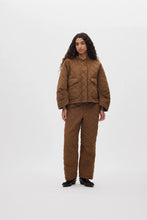 Laden Sie das Bild in den Galerie-Viewer, RHEA Tech quilt jacket, Chestnut