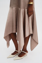 Laden Sie das Bild in den Galerie-Viewer, Kleid mit Schalkragen und Saum, Dunkel Taupe