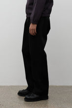 Laden Sie das Bild in den Galerie-Viewer, Volda Pleated Cotton Twill Trousers, Black