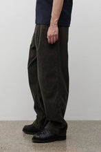 Laden Sie das Bild in den Galerie-Viewer, Volda Pleated Wide Wale Corduroy Trousers, Beluga