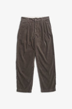 Laden Sie das Bild in den Galerie-Viewer, Volda Pleated Wide Wale Corduroy Trousers, Beluga