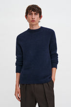 Laden Sie das Bild in den Galerie-Viewer, Wool Yak Sweater, Navy