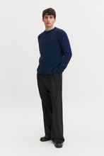 Laden Sie das Bild in den Galerie-Viewer, Wool Yak Sweater, Deep Blue