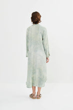 Laden Sie das Bild in den Galerie-Viewer, Midou Marbled Kleid mit geschwungenem Saum Salbeigrün