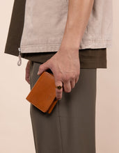 Load image into Gallery viewer, Ollie Wallet Cognac Classic Leather
