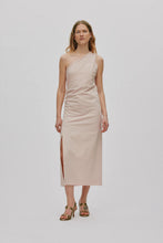 Laden Sie das Bild in den Galerie-Viewer, ARYANA One shoulder long dress, Powder
