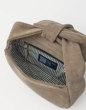 Laden Sie das Bild in den Galerie-Viewer, Coco Croissant, Clay Suede
