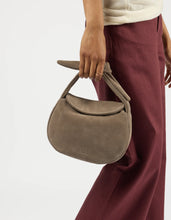 Laden Sie das Bild in den Galerie-Viewer, Coco Croissant, Clay Suede
