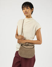 Laden Sie das Bild in den Galerie-Viewer, Coco Croissant, Clay Suede
