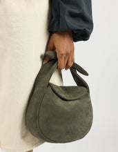 Laden Sie das Bild in den Galerie-Viewer, Coco Croissant, Moss Suede

