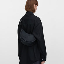 Load image into Gallery viewer, CURVE Crossbody S, Black
