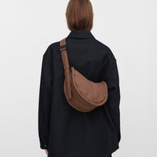 Load image into Gallery viewer, CURVE Crossbody S, Dark taupe
