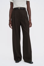 Laden Sie das Bild in den Galerie-Viewer, Darcey Wool Trousers, Dark Chocolate
