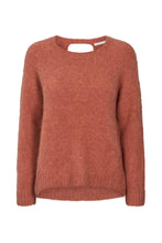 Laden Sie das Bild in den Galerie-Viewer, DINEA Fluffy knit open back sweater, Redwood
