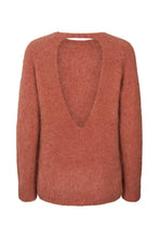 Laden Sie das Bild in den Galerie-Viewer, DINEA Fluffy knit open back sweater, Redwood
