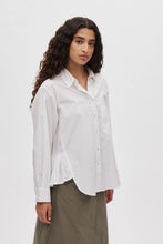 Laden Sie das Bild in den Galerie-Viewer, DJANA Poplin side gather shirt, Clay
