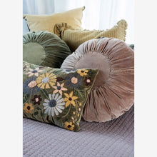 Laden Sie das Bild in den Galerie-Viewer, Embroidered velvet cushion cover
