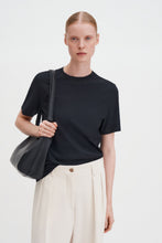 Laden Sie das Bild in den Galerie-Viewer, Filippa T-Shirt, Schwarz
