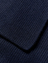 Laden Sie das Bild in den Galerie-Viewer, One Wool Freja Hooded Scarf, Sky Captain
