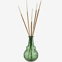 Laden Sie das Bild in den Galerie-Viewer, Vase aus recyceltem Glas, Grün
