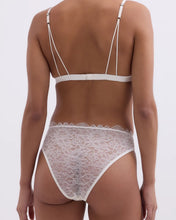 Laden Sie das Bild in den Galerie-Viewer, GWEN Lacy ungefütterter Bralette, Weiß
