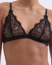 Laden Sie das Bild in den Galerie-Viewer, GWEN Lacy ungefütterter Bralette, Weiß
